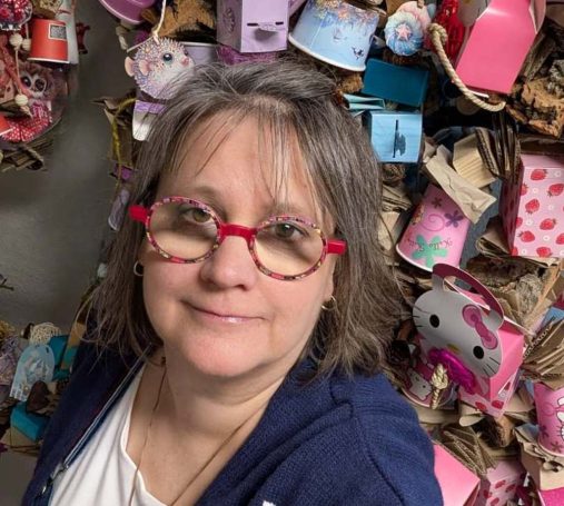 Susanne Schorak vor ihrem Papagei Becherglück Spielzeug.