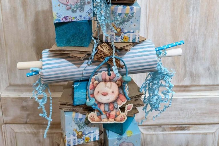 Glanzstück, besonderes Spielzeug in hellblau mit Löwe.