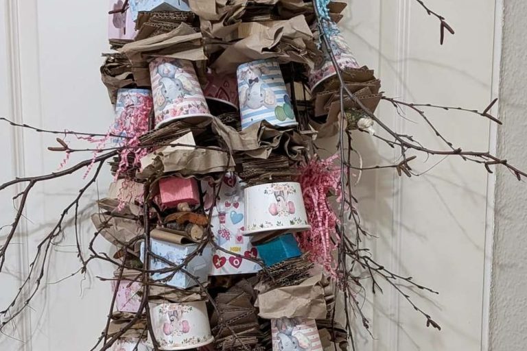 XXL Becherglückspielzeug mit kleinen Ästen.